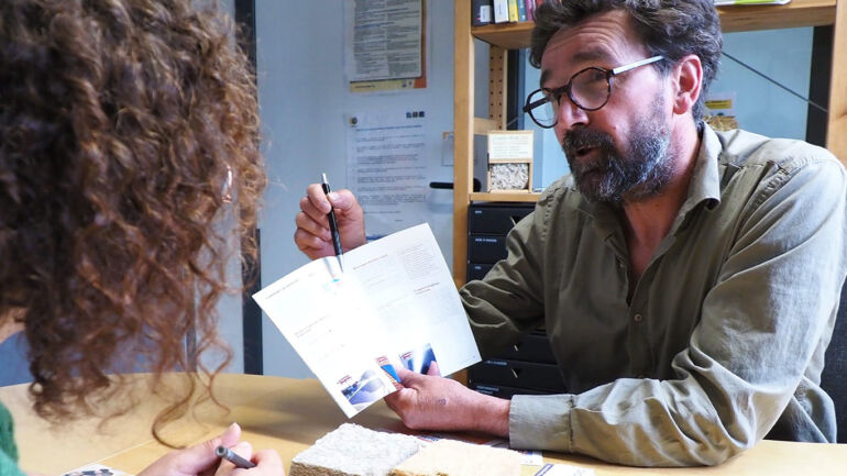 Photo d'un conseiller lors d'une permanence