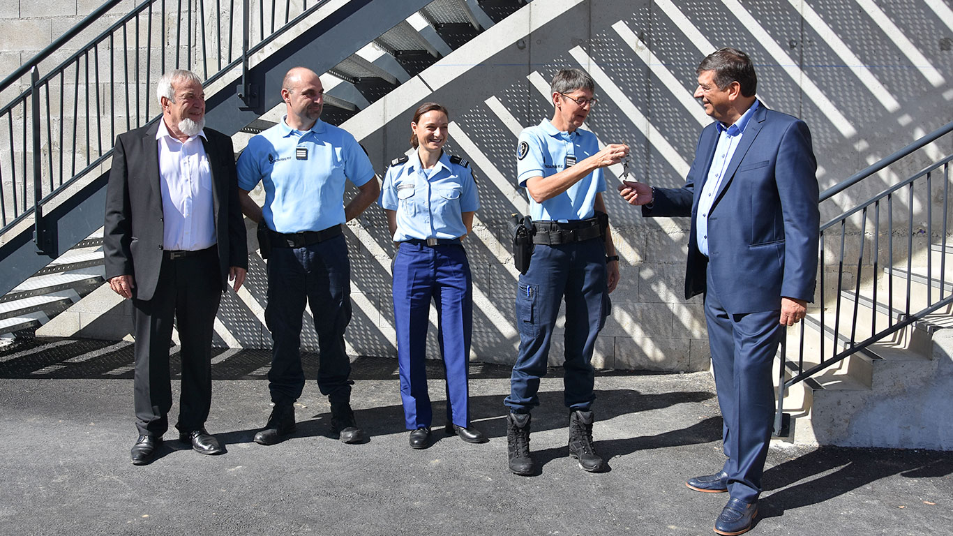 Remise des clefs à la gendarmerie