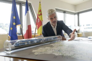 Dans-son-bureau-laurent-wauquiez-presente-les-differents-points-du-projet-du-rer-a-la-lyonnaise