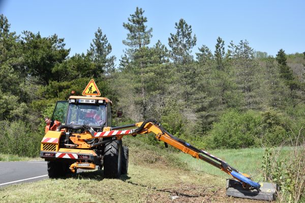 Fauchage d'un accotement par un tracteur équipé d'un bras mécanique