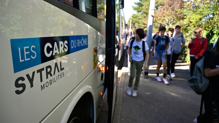 Images de jeunes usagers à un arrêt du réseau des Cars du Rhône