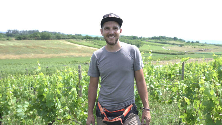 Jonathan Garnier dans ses vignes à Millery